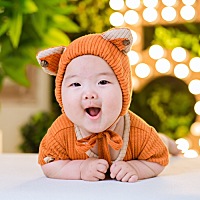 宝宝百日照 宝宝看到镜头一点都不怯场 拍照的叔叔好喜欢她