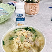 做了满满的一碗肉汤给当宵夜，真是把我当🐷养了，谁说婚后带孩子就变成全职妈妈跟家庭妇女了？我...