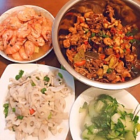 我婆婆，和我麻麻！昨天开视频聊天，我妈对我婆婆说:“亲家，你们晚上别给倩倩开太好的伙食了，你看...