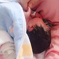 10号早上五点半突然破水，赶紧去医院，到医院已经开二指，本来以为会很快的。结果宝宝胎心一直高，...
