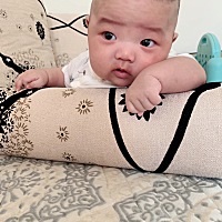 别的小孩我都能看出来像爸爸还是妈妈，奇怪的是自己的小孩却不知道像谁😅