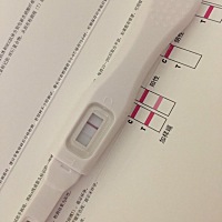 请问这旁边很浅很浅很浅那条是不是只是自带的水印啊？