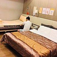 宝宝出生第27天了，呼呼的长肉肉！超级可爱！宝宝大便超级大声，和爸爸长得一摸一样，和姐姐也很像...