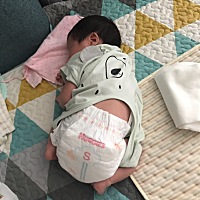 25天就翻身了 正常吗？？？刚开始是侧身睡 后来自己翻过来了