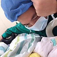 从晚上7点多等到了第二天早上，医生内检后说开了四指半，人工破了羊水 感觉热乎乎的流出一股水 不痛...