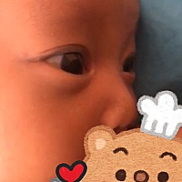 睡觉的时候笑出声，刚吃了奶自己偷着笑