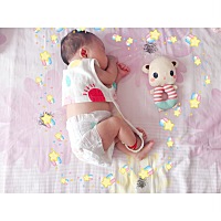 一个月零6天的小猪快10斤了 纯母乳喂养的 奶水边吃边存着 一个月下来也存了快一百多袋了