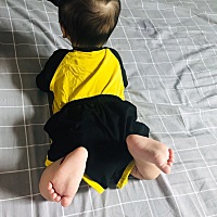 别的小朋友都是妈妈挑选的爸爸，而你以后可以自己挑选喜欢的叔叔做你的爸爸，所以不必觉得缺少什么。