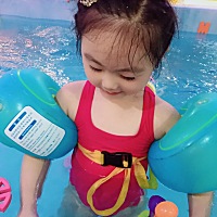 炎热的夏天，昨天带大宝，小宝一起游泳。 小宝第一次游泳超级乖，不怕水，还露出超级享受的笑容，看...