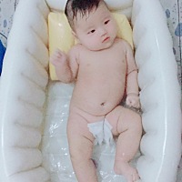 你的头能记住几秒已经一周左右了，你的口水也流了一周了，以前是自己的小拳头往嘴巴里塞，现在知道...