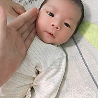 我们今天满月啦，整个月子期间还是过的挺愉快，就是孩子闹夜，熬夜带孩子有些苦