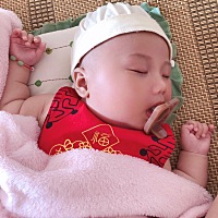 抱出去大家都说你这个妹妹好乖呀，几个月了？怕有4个多月了哟？老娘只有一遍一遍的解释是个弟弟，才...