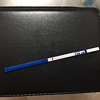 正常23号来姨妈的，9号10号排卵同房，图一可能五分钟内显示的，图二是五分钟后就一点显示的 什么情况？...