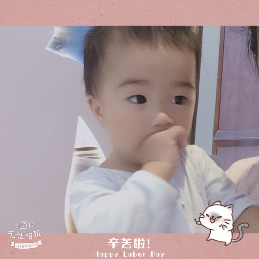 宝宝长牙齿了，什么一拿到手上就吃❤️
想学走路了，老是要下地