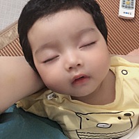 很少是自己入睡的，从出生到现在也就六七次，都是要抱着才肯睡，真累人、