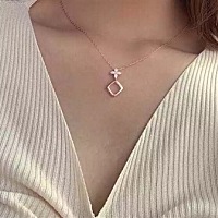 嫁给我老公是看中他人老实又踏实上进 我们女人不就是想要个安全感。 可是他完全不会哄人， 从来不送...