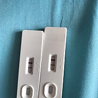 例假前两天测的。还是不敢确定是否怀孕呀。有经验的宝宝们求解释，你们怎么看