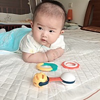 胖囡4个月+2天，翻身动作越来越熟练了，俯卧的时间也长多了，有进步！只是每天五点左右起来打早工，...