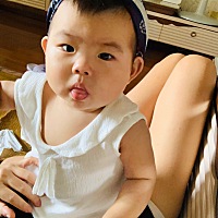 小宝8个月了，从6个多月开始发现很喜欢吐露舌头，到现在还是像两嘴唇含着舌头一样。是舌头太长了吗...