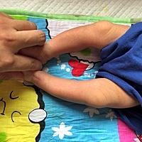 刚出生一周的宝宝，宝妈们看看我们家的小宝小腿歪的厉害吗？