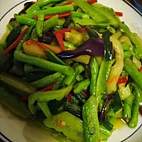 怀孕20周啦，现在老公中午下班都要回来给我做吃的嘿嘿，特别棒！第一次吃茄子豆角苦瓜一起吵的菜，...