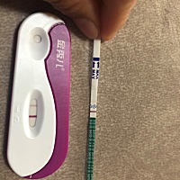 用大卫试纸测出来不是很明显，用金秀儿验孕棒测出来明显点，这种到底是怀没怀，有点担心啊。等明天月经...