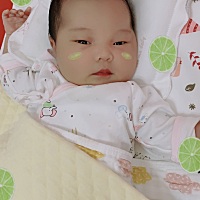 因为乳头皲裂太疼不敢直接喂奶，只有吸奶器吸出来用奶瓶喂，请教一下刚挤出的奶还需要加热吗？可不可以...