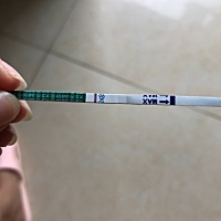 姨妈推迟3天了，末次月经6月28号。忍不住测了早孕几天都测的白板，这是今天刚测的，请大神帮忙指教…