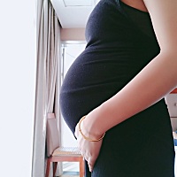 孩子34周检查入盆了，是不是过2到3周就要生了，我还要提前回老家，不然在外地，还没人照顾。