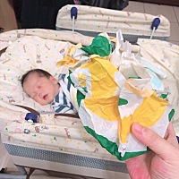 中午叫了subway，正吃的时候弟弟被自己的屁惊醒了，然后开始哭，拍拍也不管用。无意中我揉了揉这个...