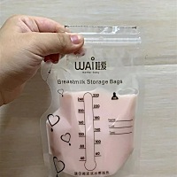 今晚依旧吸奶给我宝宝喝，想请问各位宝妈，为什么母乳会变成粉色的了，能给孩子喝吗