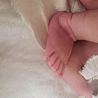 宝贝 妈妈好想你 刚生下来医生说脚丫就不知道什么情况 小脚丫都能动 不知道是胎内压的还是什么 担心 宝...