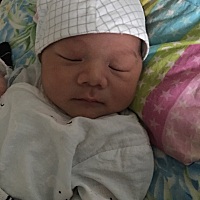 二十天的小宝，每次吃奶都有点想打他的冲动，但是冲你一笑心都快融化了！果然是亲生的越看越喜欢