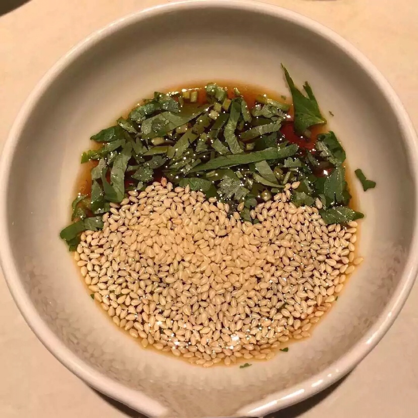 麻酱腐乳韭菜花香菜
羊肉火锅！老北京涮羊肉片！一定是要这个搭配！羊肉的纯美配上麻酱的浓厚，百吃不厌！

辣椒油花生碎小米椒芝麻蒜酥
嗜辣星人不要错过这款！蘸上之后就一个字，爽！

海鲜酱油香菜芝麻
适合各种滑类，虾滑啊，还有吃粥火锅的时候配上海鲜酱油简直不能更鲜美！