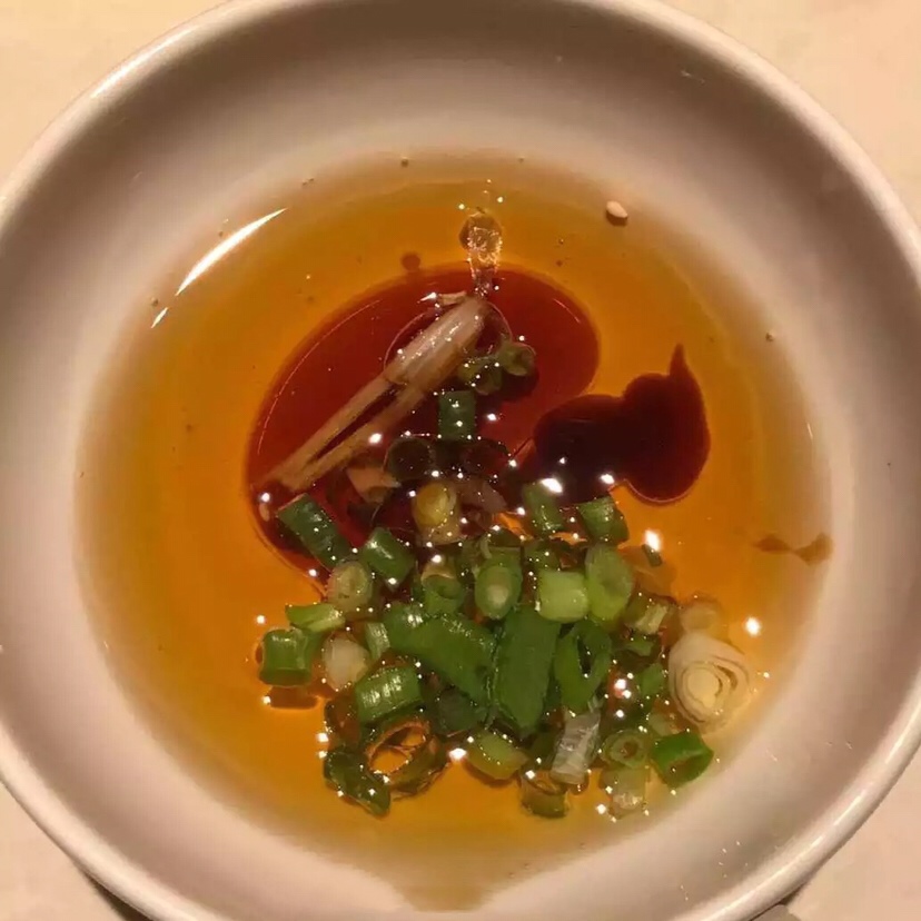 麻酱香油小米椒蒜泥陈醋白糖芝麻葱花香菜
这个搭配可以说是火锅蘸料终极豪华版了，麻酱味它有，辣味它有，蒜香味十足，还是酸甜口的，不管用什么食材搭配都是极致完美的，是各种火锅食材的百搭首选版

香油小米椒蒜泥芝麻葱花香菜
这个搭配比较适合于吃重庆辣锅，其实不是所有火锅店都像海底捞蘸料台那么丰富可以让我们随意搭配的，大多数只有那种罐装的香油，但是小米椒和蒜泥是大多数重庆火锅店都有的，这个搭配保留了辣味的同时又能提高香醇度，