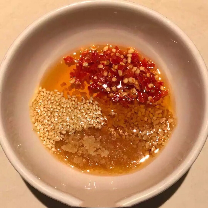 香油酱油蚝油葱花
这个可以说是最简易版的油碟了，特别是不能吃辣，但是又特别想吃麻辣火锅的时候，配上这个油碟辣度降低但是食材又被香油所包裹。

沙茶酱泰国椒花生碎蒜泥
沙茶酱绝对是潮汕牛肉火锅的绝顶搭配啊！！！我想大多数潮汕牛肉火锅店甚至直接把这个搭配打印出来贴在蘸料台旁边，可见它有多么受欢迎！沙茶自带特殊的香甜口感加上刺激的泰国椒，以及解腻的蒜泥，和画龙点睛的花生碎，绝了!

海椒干碟花生碎花生油蚝油葱花
某音网红简易版油碟，那么多人试过都拍了视频可见它有多好吃！