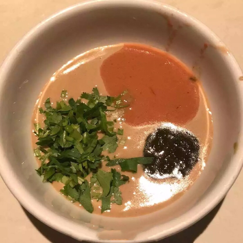 海椒干碟蒜泥香葱芝麻油泰国椒花生碎蚝油
网红油碟的升级版，这个更辣更香，我更偏爱这款！

自行对照成品图