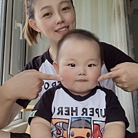 终于有了第一套亲子装，老母亲迫不及待的想拍照留念，爸爸👨却在旁边干吃醋，哈哈哈哈。 这个满眼...