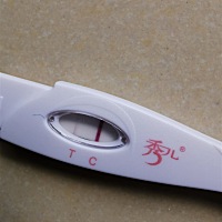 老婆还有三天才是经期，今天早上测出来一深一浅两条，有一条若影若现的，是不是中啦