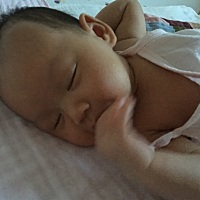 我的一枚gas baby：抱起来睡，沾床醒