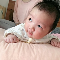 今天我们满月啦 已经是个九斤的小胖妞啦 愿宝贝今后 眼里有光 脸上有笑 心里有爱 妈妈爸爸爱你哦❤
