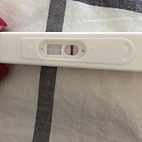 能不能帮我看一下，这是不是怀孕了啊 第二张图的下面的避孕棒是没有测试的