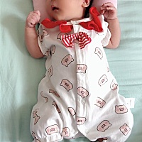 出生20天的小妹妹前来报到✌️✌️ 本宝宝出生体重6.6斤，现在7.8斤 出生身高49厘米，现在的身高还...