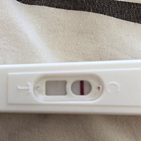 能不能帮我看看我是不是怀孕了 我测了两个验孕棒，都是有暗色的特别不明显的杠，姨妈大概在29.30左...
