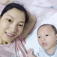 最近宝宝学会了吸吮手指，怎么样才能控制他不吃啊😄，各位宝妈们帮忙支支招呀。