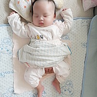 我怀着你的时候就担心你早产，跟你爸爸说让他洗你的衣服，不然早产了怎么办，不到一个小时出血多来医院...