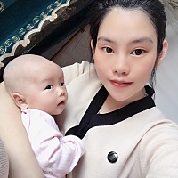 一个月跟宝宝的合影。 宝妈们你们那里有没有这种说法，宝宝满月当天要把胎毛剃掉呢？