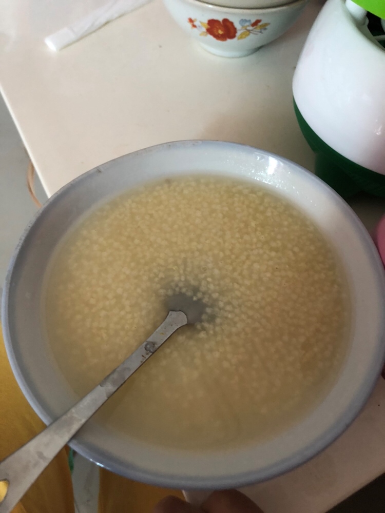 每天早上就喝一个光秃秃的粥，每天三餐，而且晚上还到8点多才吃饭，真的，生完我就瘦了20多斤了，哎