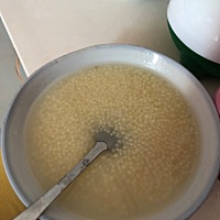 每天早上就喝一个光秃秃的粥，每天三餐，而且晚上还到8点多才吃饭，真的，生完我就瘦了20多斤了，哎