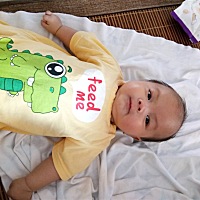 今天2个月啦！饿了喝奶   吃饱就睡    睡够就自己玩   不哭不闹   你就上天派给妈妈最好的礼物   妈...